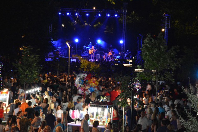 Κατάμεστη από κόσμο η Ελιά για τη συναυλία του Σωκράτη Μάλαμα. Σήμερα Αρβανιτάκη- Κότσιρας στην πλατεία Ωρολογίου